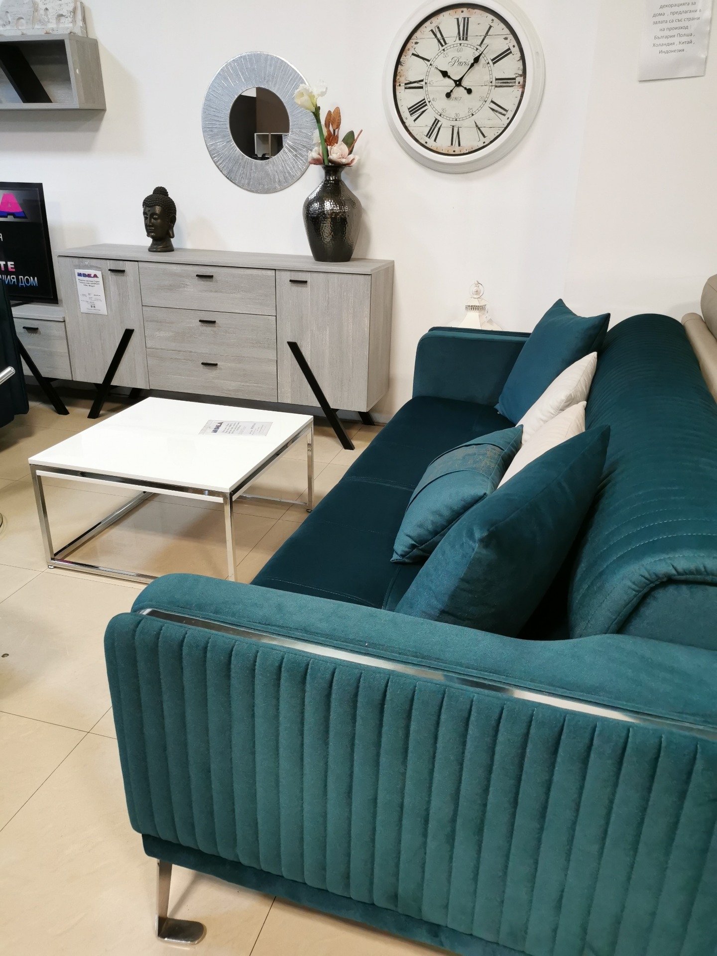 Designing with a Green Velvet Sofa: Living Room Ideas for a Stylish and